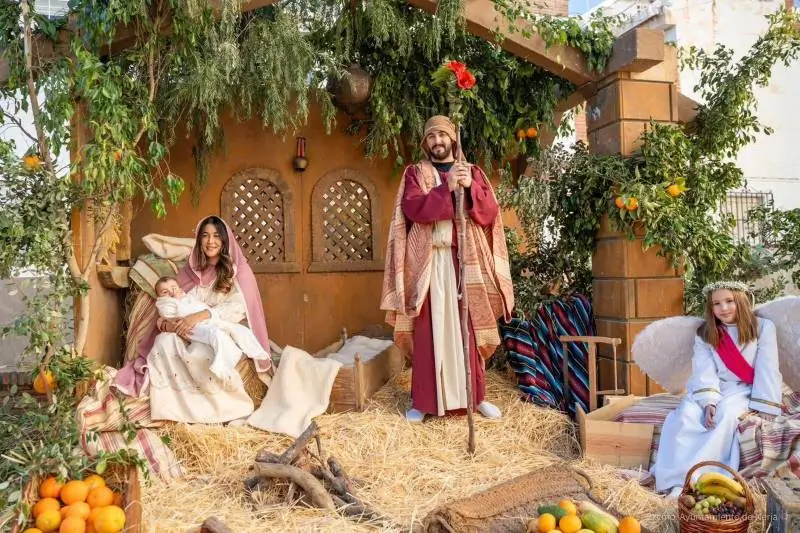 Representación de un belén viviente con María, José , un angel y el niño Jesús