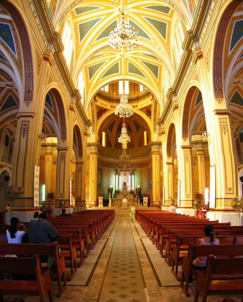 Se muestra el interior de la Catedral de Tampico, dedicada a la Inmaculada Concepción. 