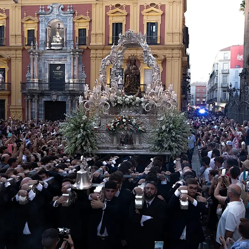 La imagen muestra la procesión de la vigen de las Victorias, la patrona de Málaga, España.