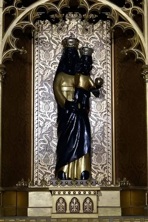 imagen de la virgen maria en la capilla de loreto en la iglesia de matias en budapest