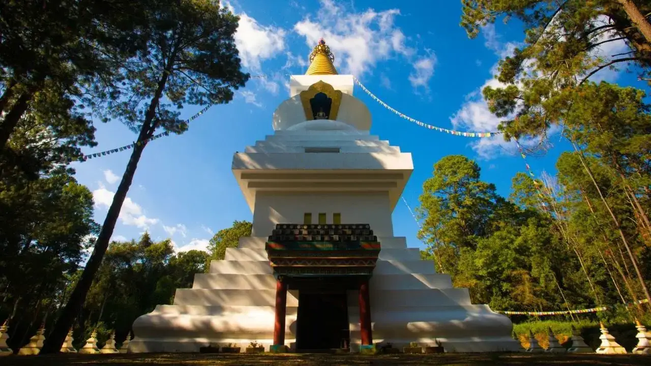 Vista de la stupa de valle del bravo, la primer stupa construida en ese pais