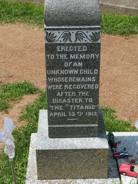 La imagen muestra la lápida del "Niño Desconocido" del Titanic, ubicada en el cementerio Fairview Lawn en Halifax, Nueva Escocia, Canadá. 