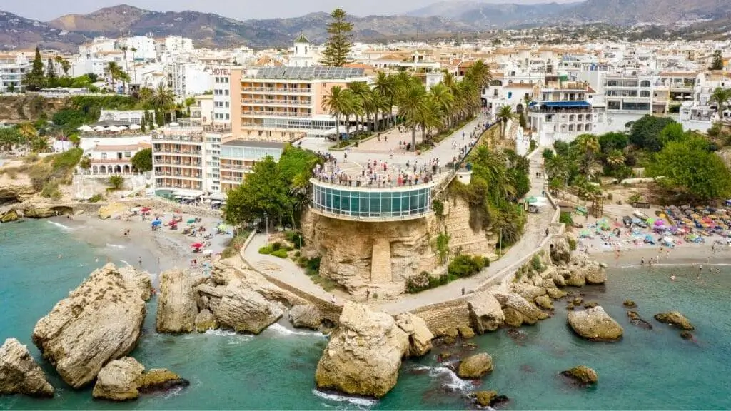 La imagen muestra el Balcón de Europa, un conocido mirador y punto de referencia en la localidad costera de Nerja, Málaga, España.