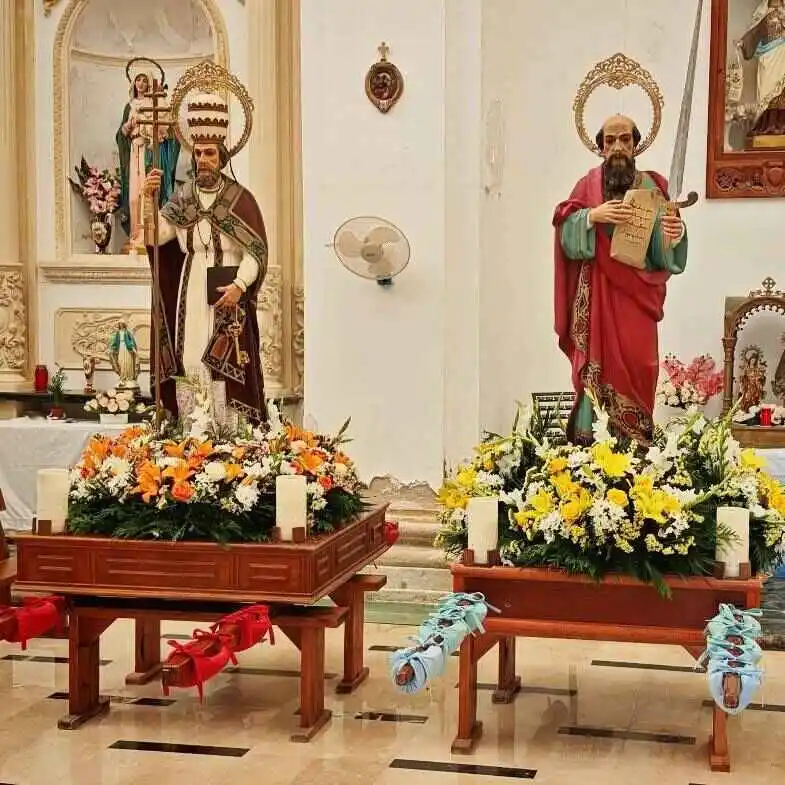 Imágenes de San Pedro (izquierda) y San Pablo (derecha) en andas con flores  listas para la procesión en Tabarca, Comunidad Valenciana.