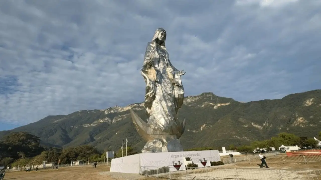 Estatua moderna de acero inoxidable de la Virgen de la misericordia en tamaulipas mexico con montañas al fondo