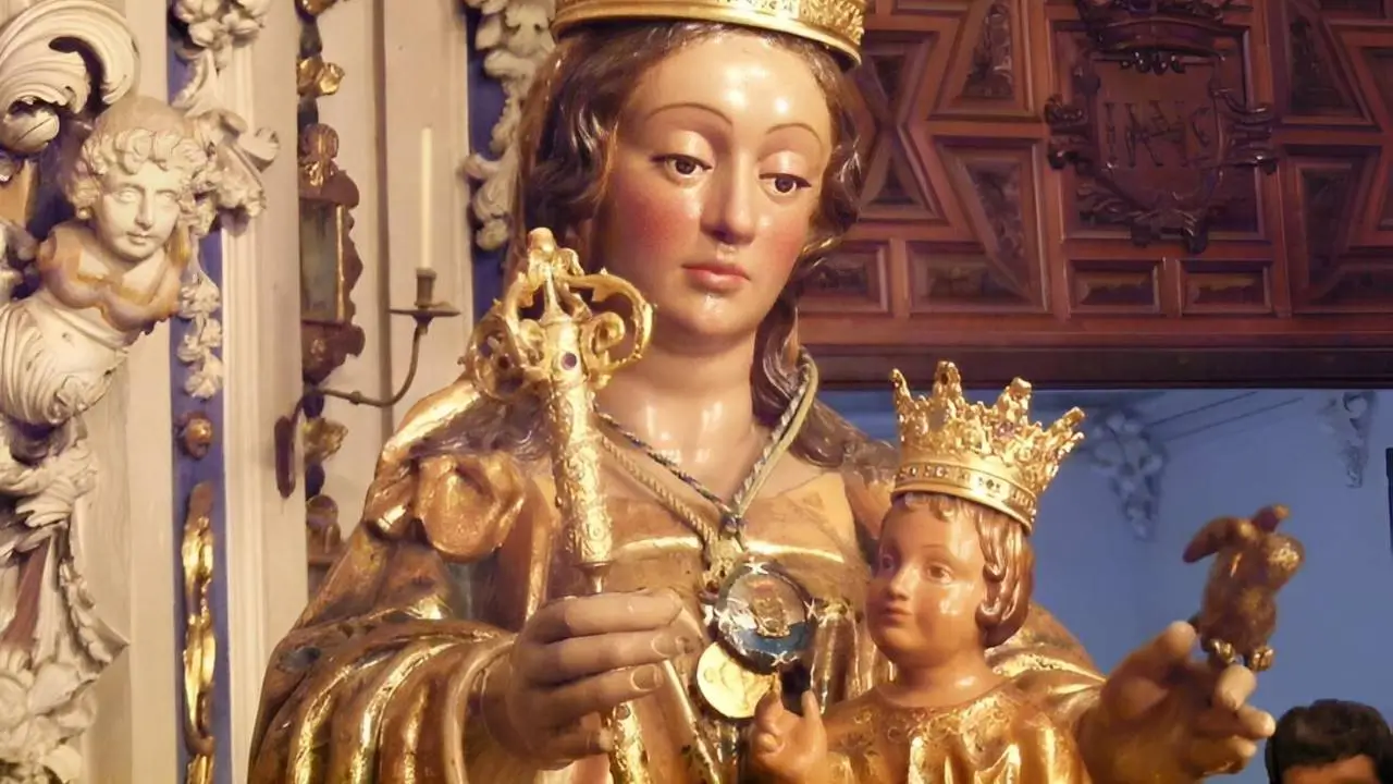 La imagen muestra una estatua de Santa María de la Victoria, patrona de la ciudad y diócesis de Málaga, España