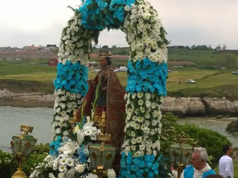 La imagen muestra una procesión de la Virgen del Mar, patrona de la ciudad de Santander, España. 