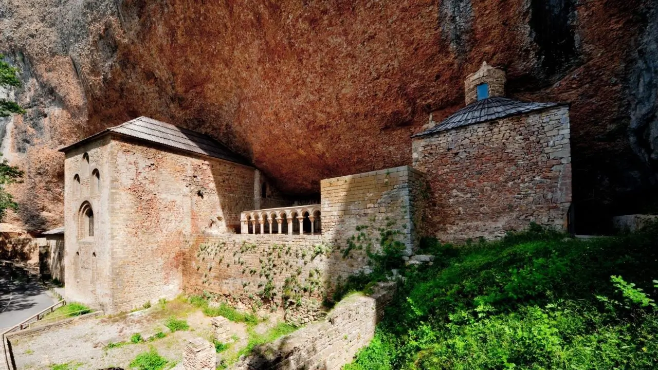 La imagen muestra el Monasterio Viejo de San Juan de la Peña, un importante monumento histórico y cultural situado cerca de Jaca, Aragón (España).