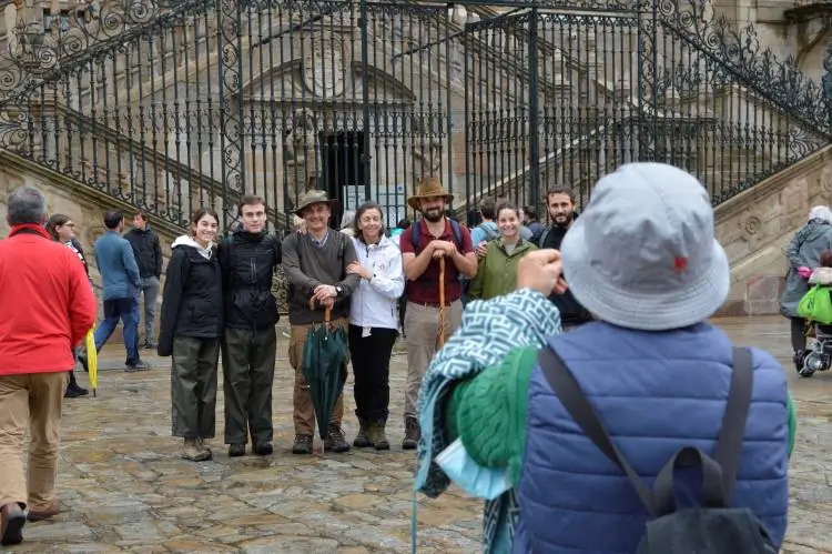 Esta imagen es una captura de pantalla de un artículo de blog titulado "Camino Francés en Galicia: caminar acompañado para llegar distinto", escrito por Miguel Cabrera. El artículo trata sobre la experiencia de recorrer el Camino de Santiago, centrándose en las etapas gallegas de Melide, Arzúa y Santiago de Compostela