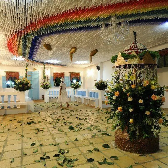 La imagen muestra el interior de la Casa de Oxumarê (también conocida como Ilê Axé Oxumarê), un importante terreiro (templo) de candomblé en Salvador, Bahía, afroturismo en Brasil. 