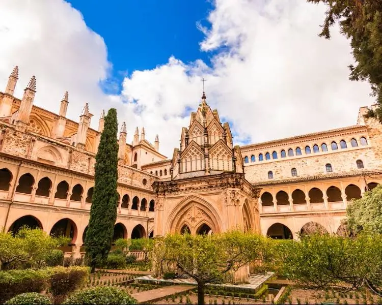 La imagen muestra el Real Monasterio de Santa María de Guadalupe, ubicado en la provincia de Cáceres, Extremadura, España. 