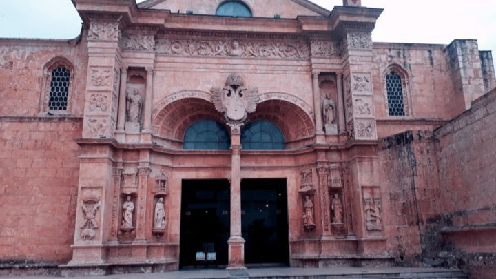 Viajes de turismo religioso: La imagen muestra la Catedral Primada de América, también conocida como Catedral de Santo Domingo o Basílica Menor de Santa María de la Encarnación. 