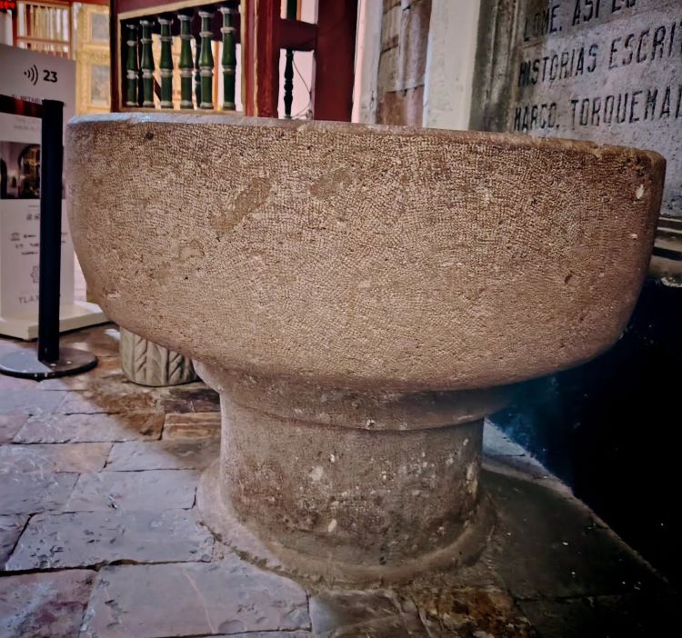 La imagen muestra la primera pila bautismal de América, ubicada en la capilla de la Tercera Orden del Ex Convento de San Francisco en Tlaxcala, México