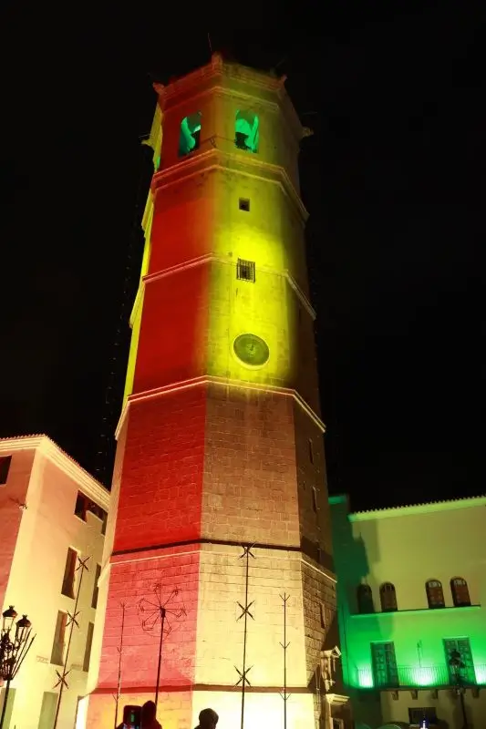 El monumento en la imagen es El Fadrí, la icónica torre campanario de Castellón de la Plana, España encendida para la fiesta de la magdalena