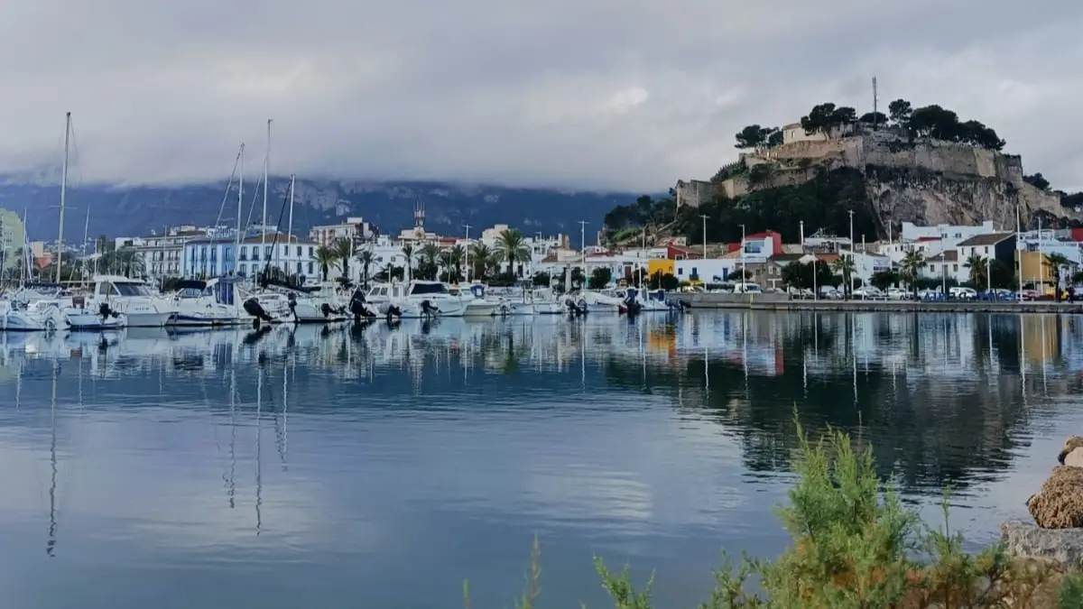 Esta imagen muestra el Castillo de Denia situado sobre una colina junto al puerto de la ciudad de Denia, en la provincia de Alicante, España.