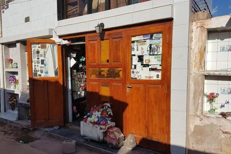 Esta imagen muestra el mausoleo de Miguel Ángel Gaitán, conocido popularmente como "Miguelito, el angelito", ubicado en el Cementerio de Villa Unión en La Rioja, Argentina. 