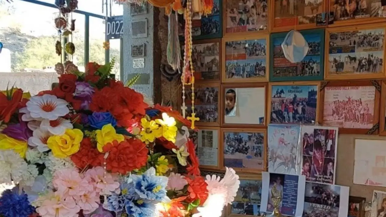 Esta imagen muestra el mausoleo de Miguel Ángel Gaitán, conocido popularmente como "Miguelito, el angelito", ubicado en el cementerio de Villa Unión, en la provincia de La Rioja, Argentina.