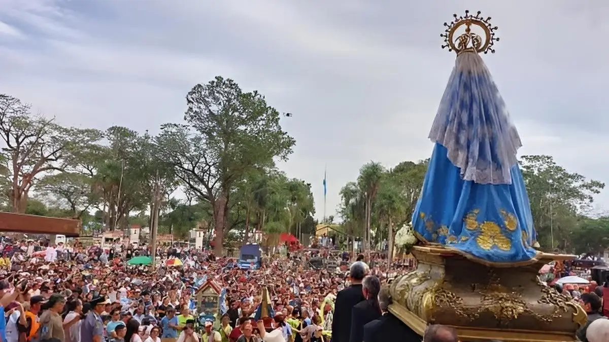Esta imagen muestra la peregrinación y procesión de los tres pueblos a la Virgen de Itatí.