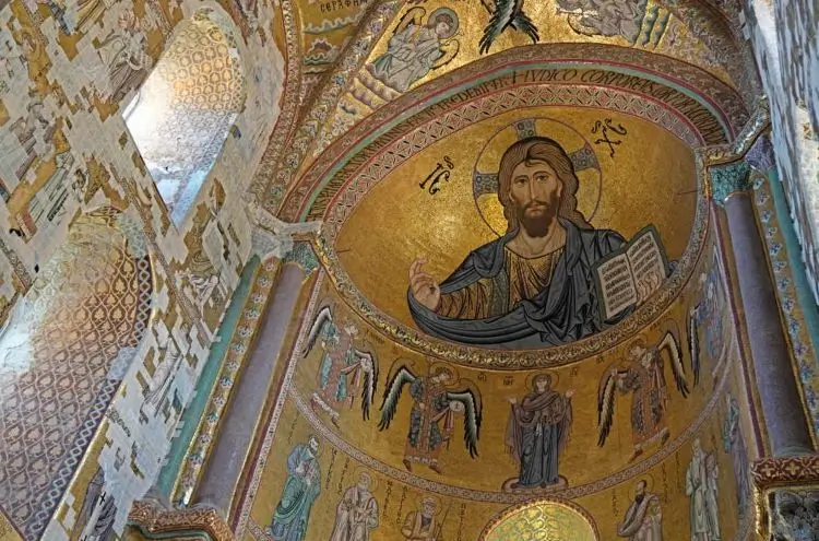 Esta imagen muestra el espectacular mosaico del Cristo Pantocrátor en el ábside de la Catedral de Cefalú, uno de los pueblos mas bonitos de italia. Es una de las obras maestras más sublimes del arte bizantino del siglo XII (aprox. 1148).