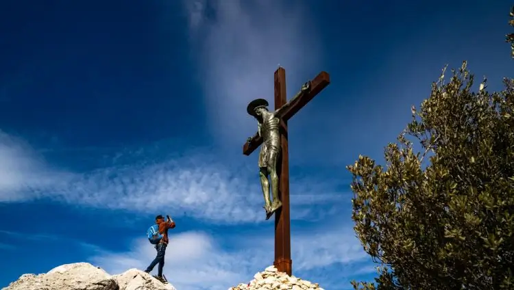 Esta imagen muestra la estatua de bronce de Cristo (Crocifisso bronzeo) ubicada en la cima del Monte Tuttavista, en el municipio de Galtellì, Cerdeña (Italia).