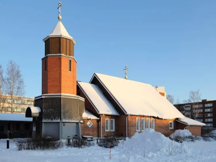 La imagen muestra la Catedral de la Santísima Trinidad en Oulu, Finlandia. 