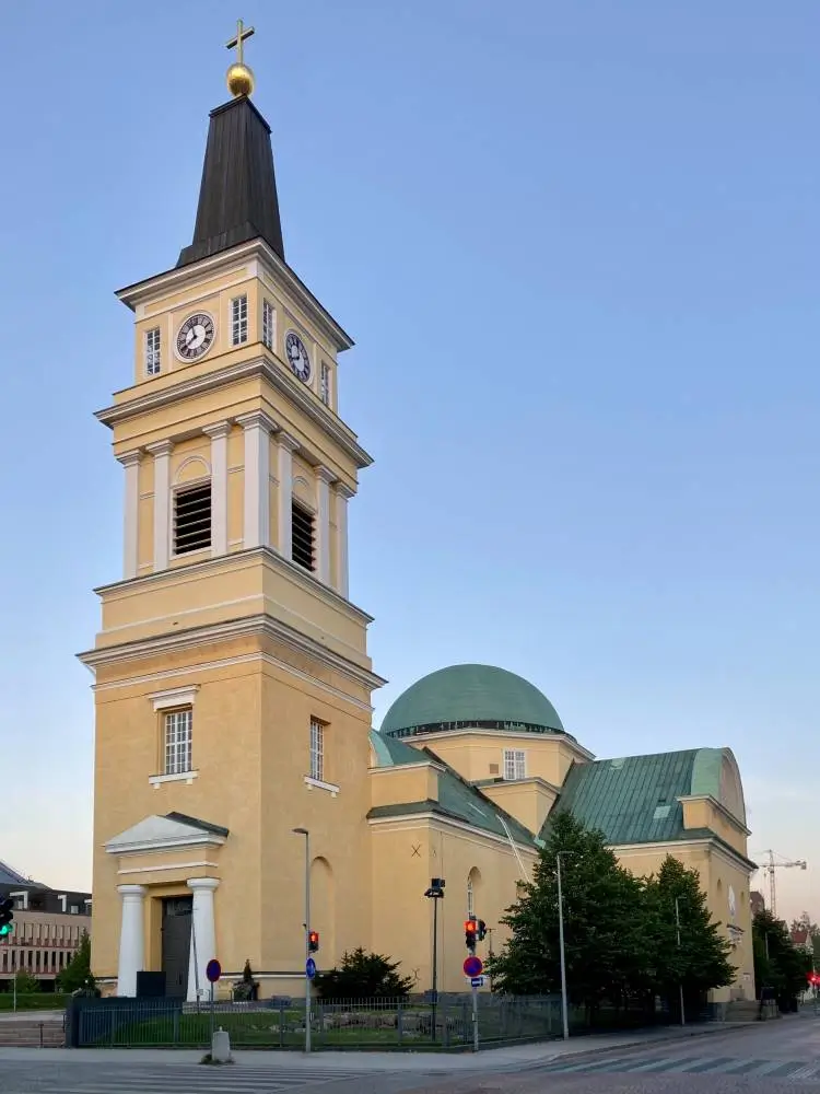 Esta imagen muestra la Catedral de Oulu, ubicada en el centro de Oulu, Finlandia. 