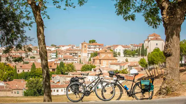 Este paisaje muestra el CiclaMadrid Gran Tour, una ruta de turismo religioso en bicicleta que recorre la Comunidad de Madrid, conectando pueblos históricos, patrimonio mundial e iglesias