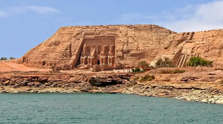 Fachada del Gran Templo de Abu Simbel en Egipto, con cuatro colosos de Ramsés II tallados en la roca junto al lago Nasser.