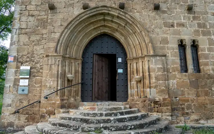 La imagen muestra la entrada románica de la Ermita de Santa María de la Antigua en Zumárraga, Guipúzcoa, conocida como la "catedral de las ermitas vascas". 