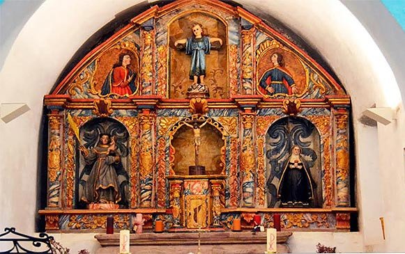 El colorista altar de la iglesia de Hospital de la Condesa, con un niño Jesús en la Cruz xacobeo 2027