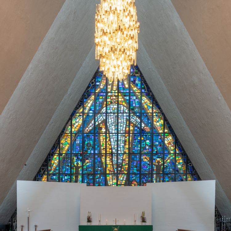 Estas viendo el interior de la Catedral del Ártico (cuyo nombre oficial es Iglesia de Tromsdalen), una famosa estructura modernista situada en la ciudad de Tromsø, Noruega