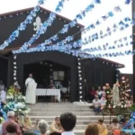Esta imagen muestra la Igreja da Praia da Vieira en Vieira de Leiria, Portugal, durante una festividad local decorada con guirnaldas azules y blancas