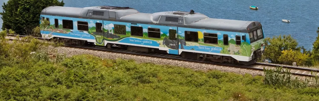 trenes turisticos de galicia Se trata de un tren turístico de Galicia, destacado por rutas temáticas que recorren paisajes costeros e interiores.