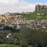 Esta imagen muestra una vista panorámica de la ciudad de Borja, situada en la provincia de Zaragoza, Aragón.El elemento destacado en la colina es el Castillo de la Zuda, una fortaleza medieval que domina el municipio.
