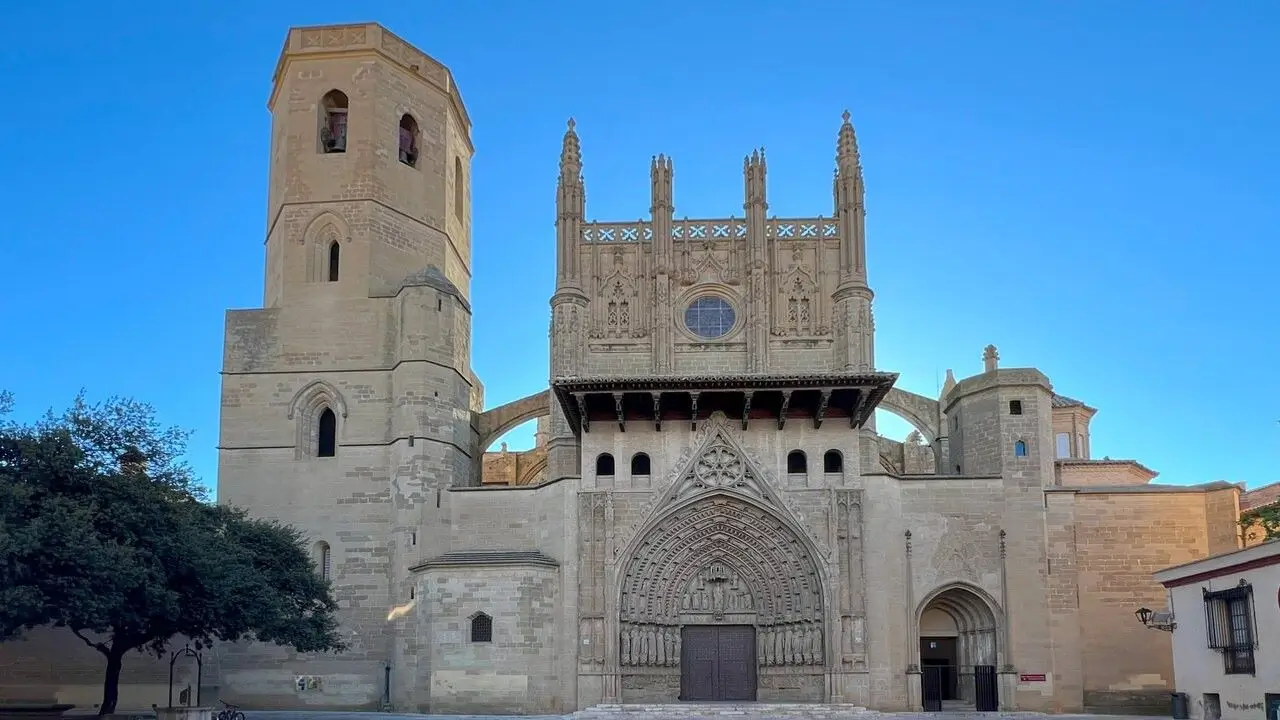 vista del exterior de la catedral de huesca