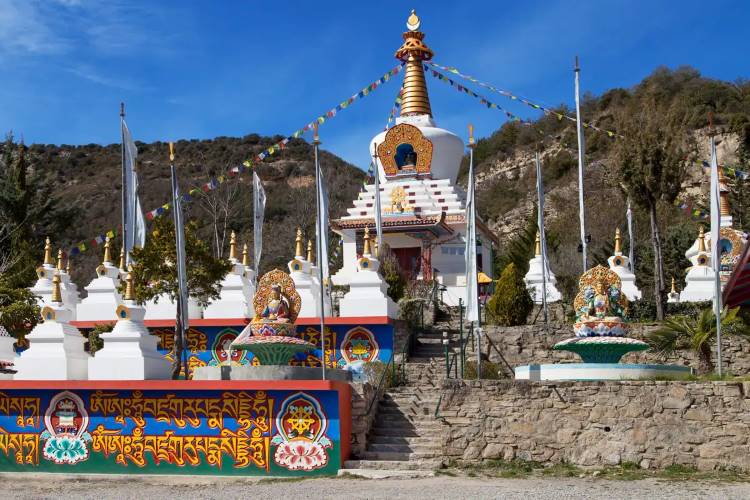 Este es el Centro Budista Dag Shang Kagyu, un importante monasterio de budismo tibetano situado en Panillo, , España.