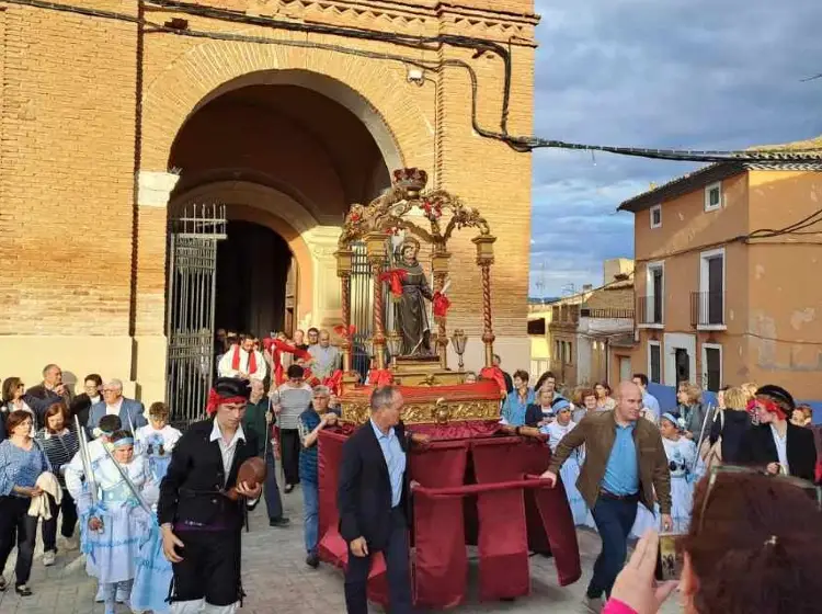 Esta imagen captura la procesión de las fiestas patronales de San Juan Lorenzo en Cetina, Zaragoza.