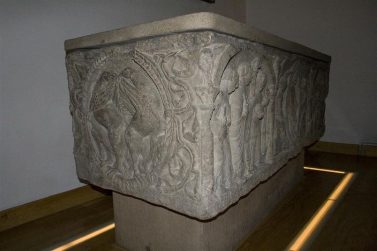 Se trata del Sarcófago de Doña Sancha de Aragón, una destacada obra de escultura románica.