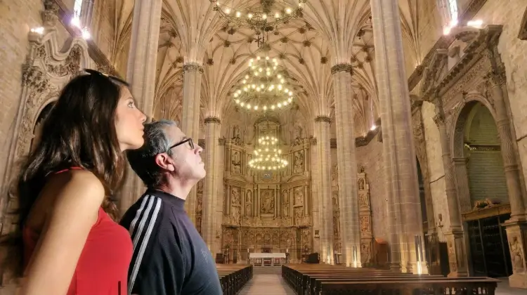 Esta imagen muestra el interior de la Catedral de Barbastro en Huesca, España.La catedral fue construida entre 1517 y 1533 en un estilo gótico-renacentista.