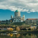 Esta fotografía muestra la Basílica de Esztergom, la iglesia más grande de Hungría, situada en la ciudad de Esztergom a orillas del río Danubio. turismo religioso en hungría