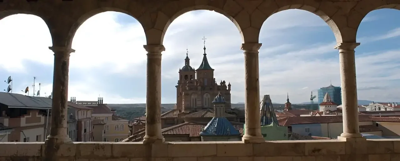 Esta imagen muestra la vista panorámica de la ciudad de Teruel, tomada desde la balconada de la logia en el Museo Provincial de Teruel.