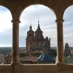 Esta imagen muestra la vista panorámica de la ciudad de Teruel, tomada desde la balconada de la logia en el Museo Provincial de Teruel.