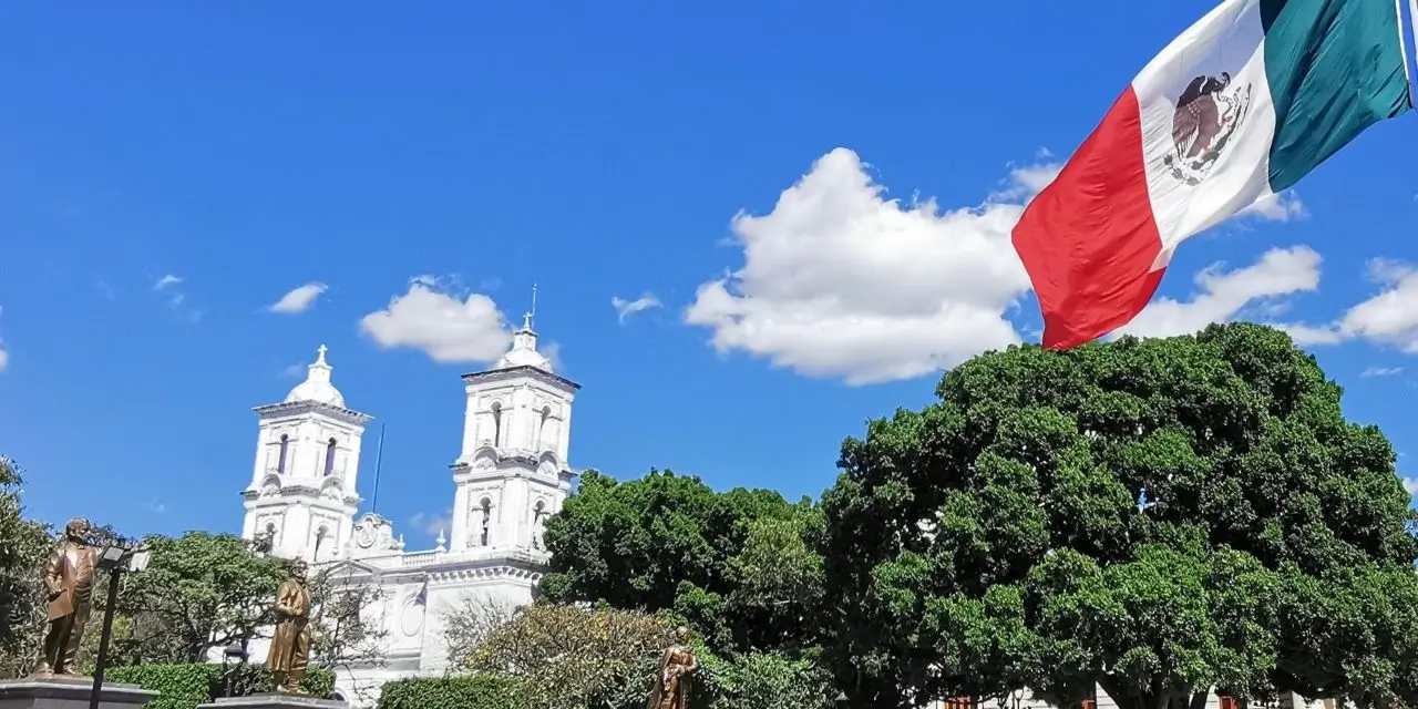 La imagen muestra la Plaza Cívica "Primer Congreso de Anáhuac" (conocida como el zócalo) y la Catedral de Santa María de la Asunción en Chilpancingo de los Bravo, la capital del estado de Guerrero, México