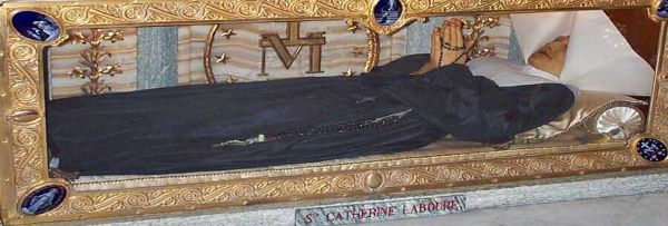 La imagen muestra el cuerpo incorrupto de Santa Catalina Labouré, la religiosa de las Hijas de la Caridad conocida por las apariciones de la Virgen de la Medalla Milagrosa en París en 1830
