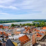 La imagen muestra una vista panorámica del casco antiguo de Toruń, una histórica ciudad medieval a orillas del río Vístula en el norte de Polonia, reconocida como Patrimonio de la Humanidad por la UNESCO y famosa por ser el lugar de nacimiento del astrónomo Nicolás Copérnico polonia monumental