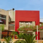 Viajar por cuenta propia permite combinar visitas religiosas con pausas estratégicas para comer, comprar, descansar y resolver servicios sin alterar el sentido del itinerario.