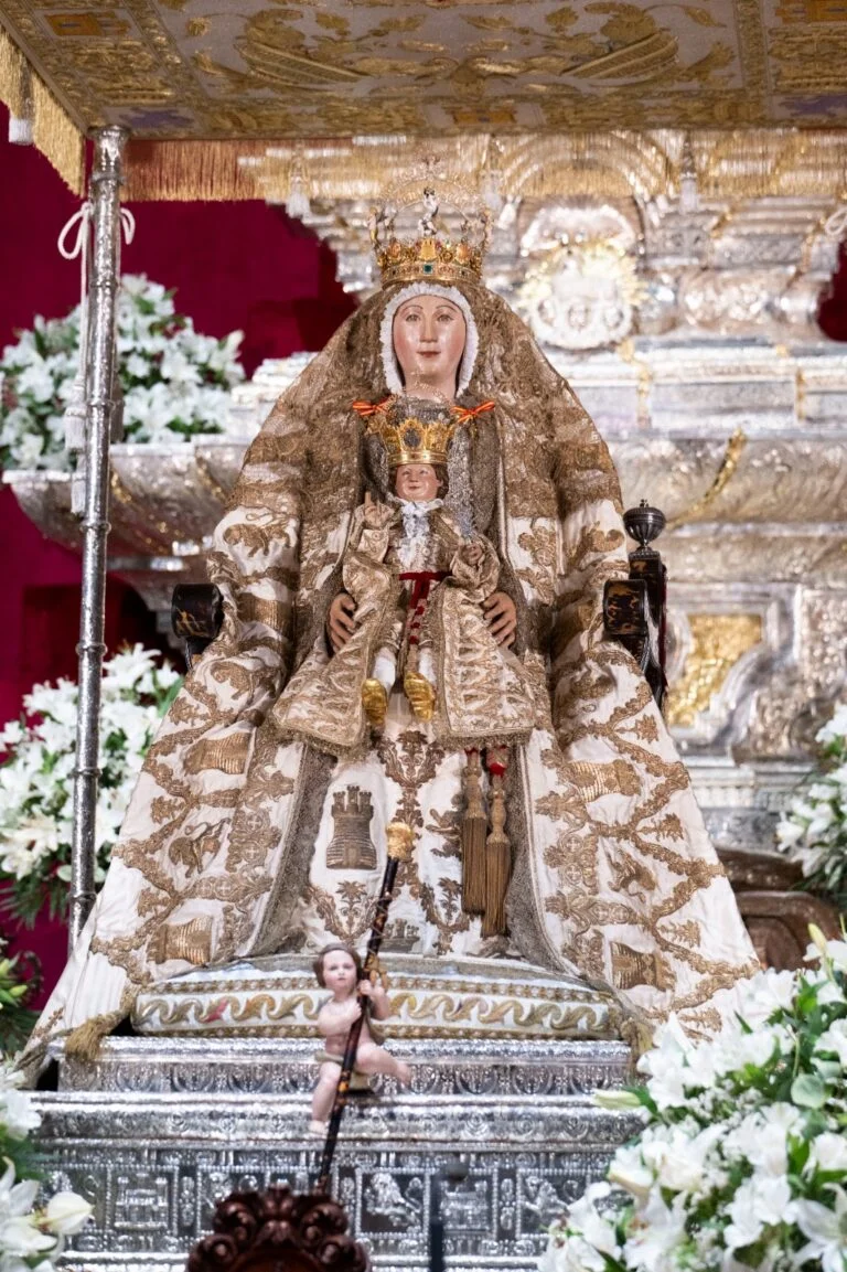 La imagen muestra a Nuestra Señora de los Reyes, patrona de la ciudad y de la Archidiócesis de Sevilla (España), una valiosa escultura de los Catedral de Sevilla fechada en el siglo XIII