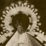 La imagen muestra una fotografía histórica de la Virgen de la Cabeza (conocida popularmente como La Morenita), venerada en su santuario de Sierra Morena, en Andújar (Jaén, España), antes de su desaparición durante la Guerra Civil Española en 1936