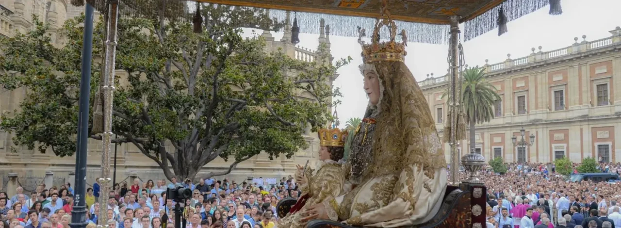 La imagen muestra la tradicional procesión de la Virgen de los Reyes, patrona de Sevilla y de su Archidiócesis, recorriendo los alrrededores de la Catedral de Sevilla en la festividad de la Asunción de la Virgen