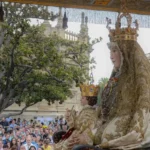 La imagen muestra la tradicional procesión de la Virgen de los Reyes, patrona de Sevilla y de su Archidiócesis, recorriendo los alrrededores de la Catedral de Sevilla en la festividad de la Asunción de la Virgen
